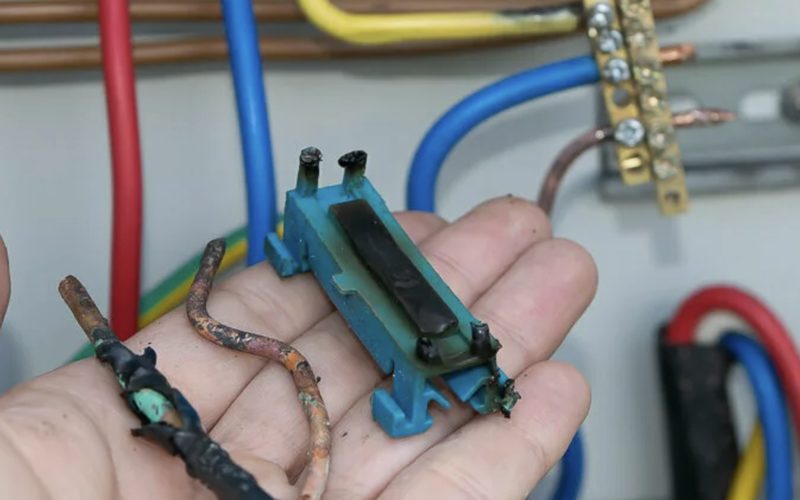 Электрик в Красноярске — иллюстрация: работа мастера, этап 6