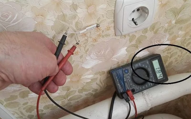 Электрик в Нижнем Новгороде — иллюстрация: работа мастера, этап 3