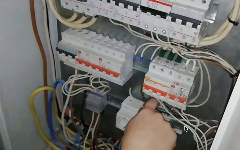 Электрик в Сочи — иллюстрация: работа мастера, этап 4