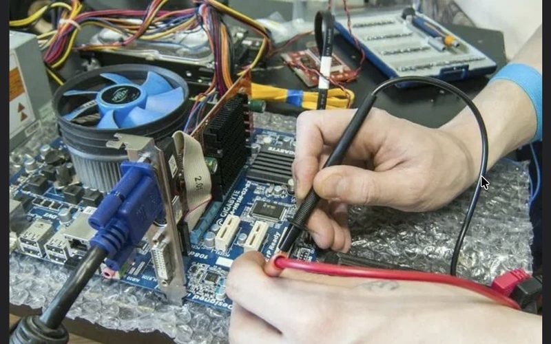 Компьютерная помощь в Колтуши — иллюстрация: работа мастера, этап 2