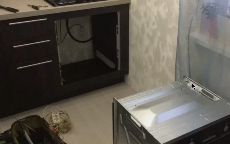 Ремонт духовых шкафов в Владимире — иллюстрация: работа мастера, этап 4