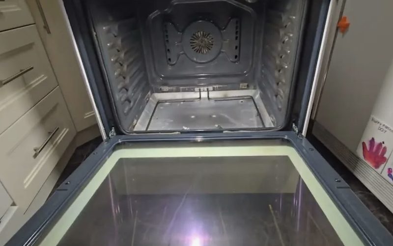 Ремонт духовых шкафов в Петрозаводске — иллюстрация: работа мастера, этап 5