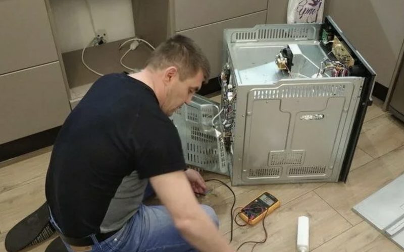 Ремонт духовых шкафов в Лукинске — иллюстрация: работа мастера, этап 2