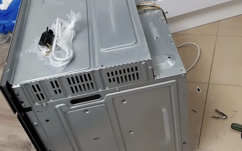 Ремонт духовых шкафов в Лукинске — иллюстрация: работа мастера, этап 4