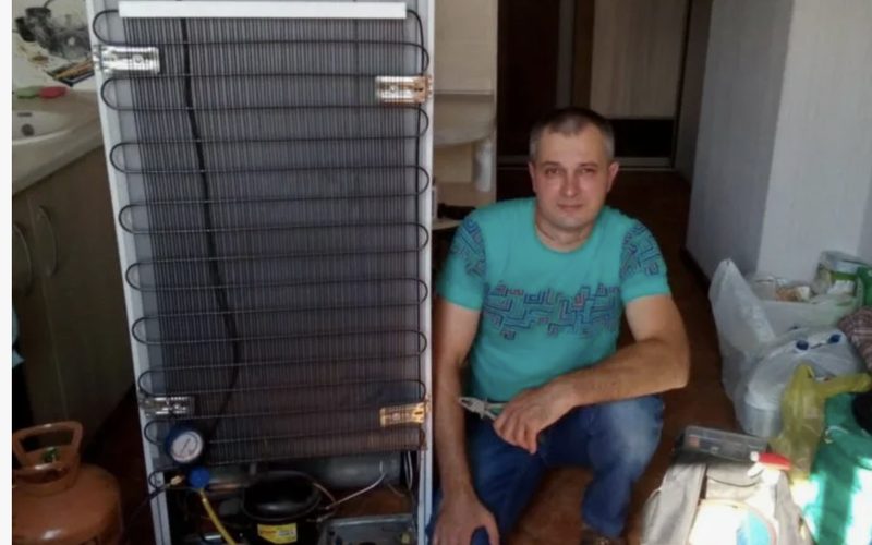 Ремонт холодильников в Уфе — иллюстрация: работа мастера, этап 1