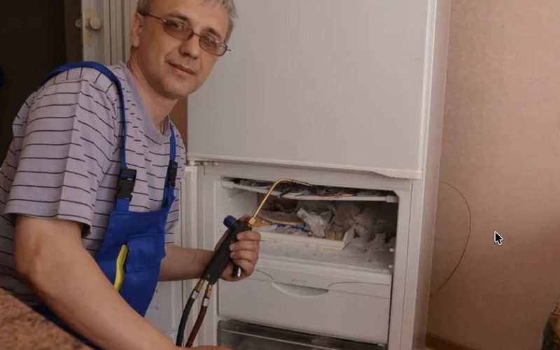 Ремонт холодильников в Лукинске — иллюстрация: работа мастера, этап 6