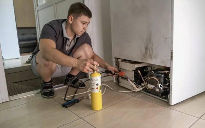 Ремонт холодильников в Сочи — иллюстрация: работа мастера, этап 1