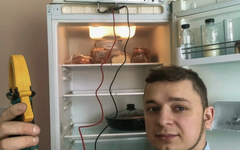 Ремонт холодильников в Берёзовском — иллюстрация: работа мастера, этап 3