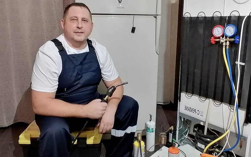 Ремонт холодильников в Уфе — иллюстрация: работа мастера, этап 4
