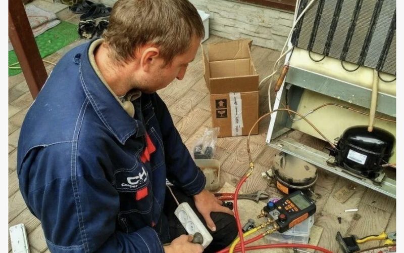 Ремонт холодильников в СПБе — иллюстрация: работа мастера, этап 4