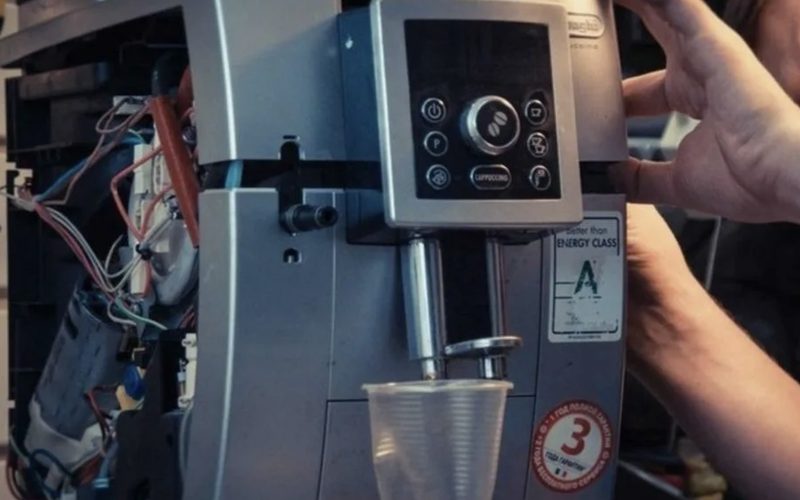 Ремонт кофемашин в СПБе — иллюстрация: работа мастера, этап 3