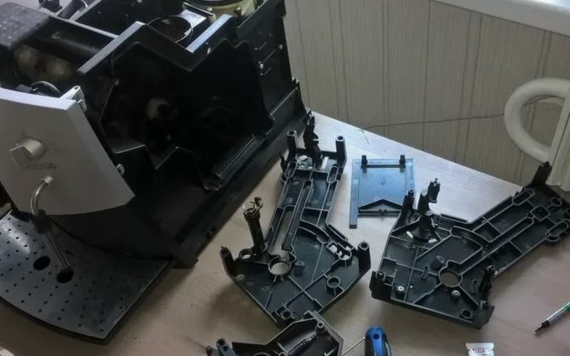 Ремонт кофемашин в Красноярске — иллюстрация: работа мастера, этап 4