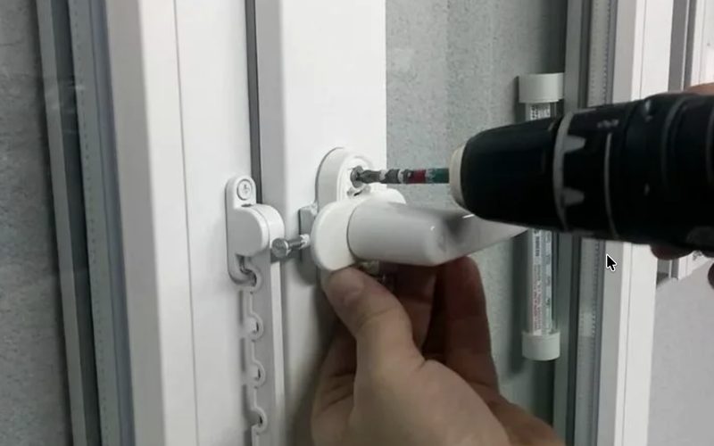 Ремонт окон в Липецке — иллюстрация: работа мастера, этап 2