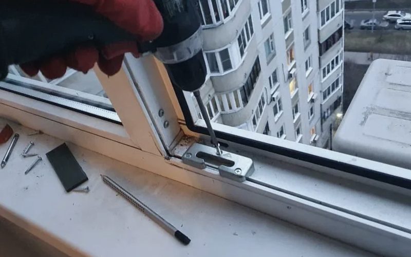 Ремонт окон в Нижнем Новгороде — иллюстрация: работа мастера, этап 3