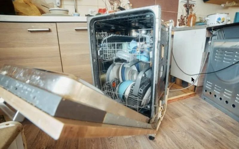 Ремонт посудомоечных машин в СПБе — иллюстрация: работа мастера, этап 6