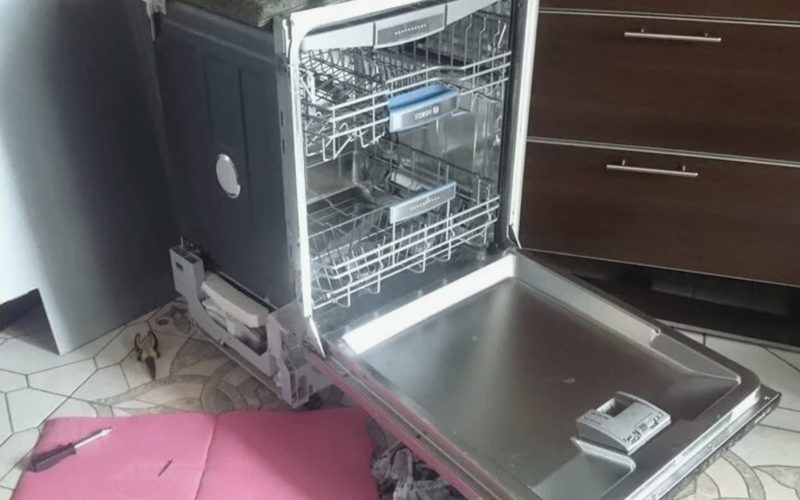 Ремонт посудомоечных машин в Фрязино — иллюстрация: работа мастера, этап 3
