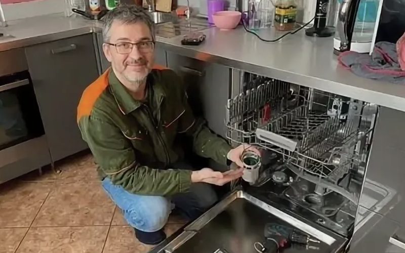 Ремонт посудомоечных машин в Калуге — иллюстрация: работа мастера, этап 6