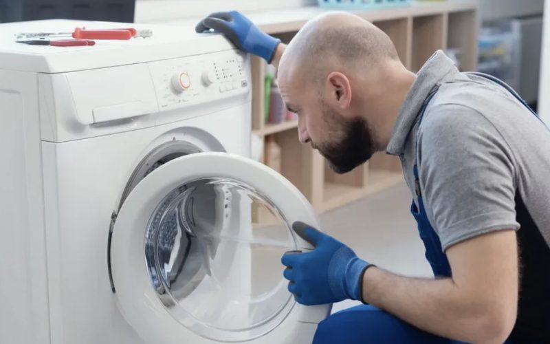 Ремонт стиральных машин в Москве — иллюстрация: работа мастера, этап 5