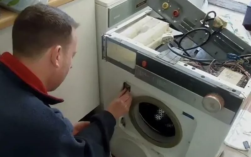 Ремонт стиральных машин в Лукинске — иллюстрация: работа мастера, этап 4