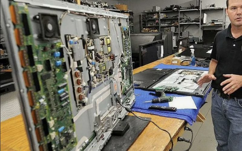 Ремонт телевизоров в Рузаевке — иллюстрация: работа мастера, этап 4