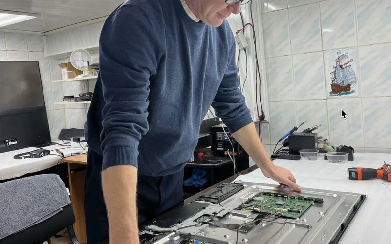 Ремонт телевизоров в Сосновоборске — иллюстрация: работа мастера, этап 1
