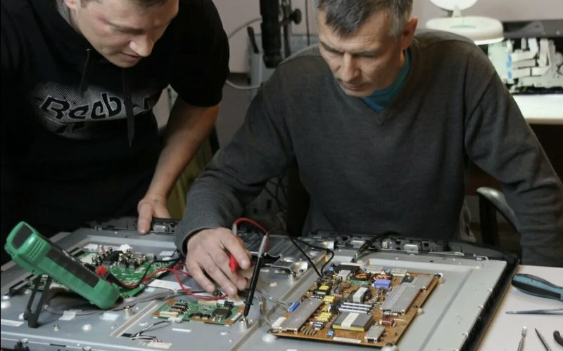 Ремонт телевизоров в Сочи — иллюстрация: работа мастера, этап 5