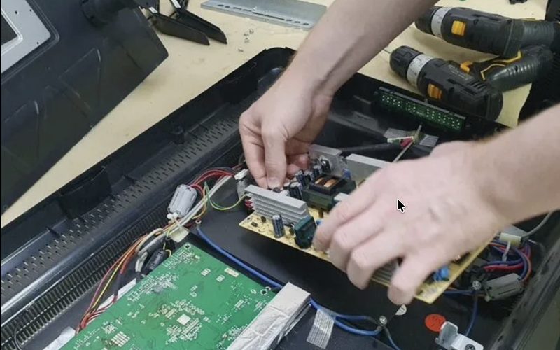 Ремонт телевизоров в Панковке — иллюстрация: работа мастера, этап 5