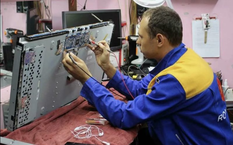 Ремонт телевизоров в Сосновоборске — иллюстрация: работа мастера, этап 2