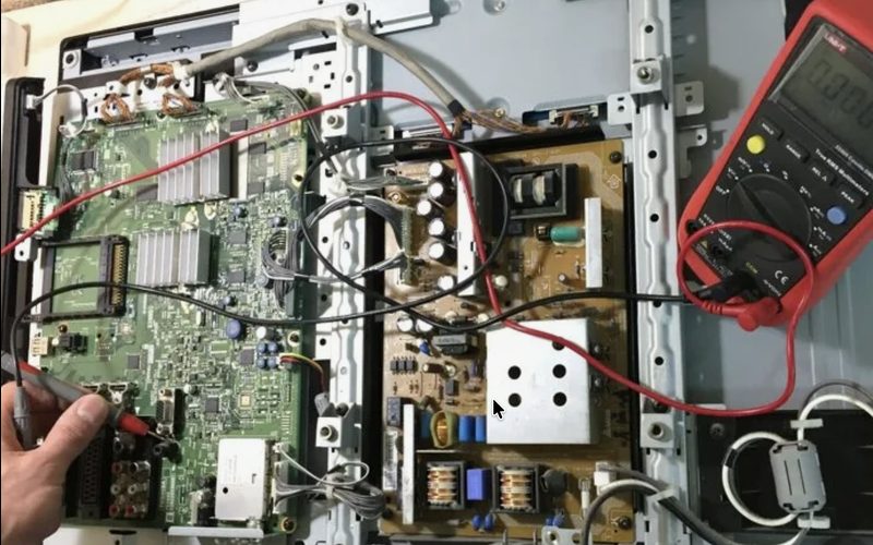 Ремонт телевизоров в Рузаевке — иллюстрация: работа мастера, этап 1