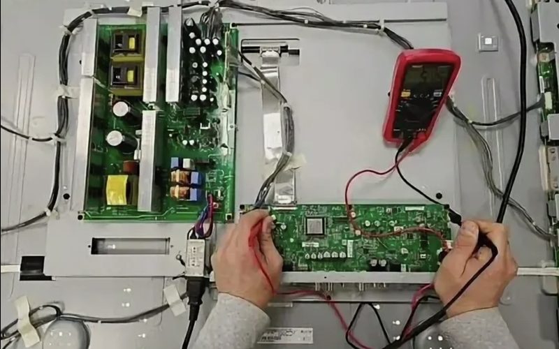 Ремонт телевизоров в Выльгорте — иллюстрация: работа мастера, этап 2