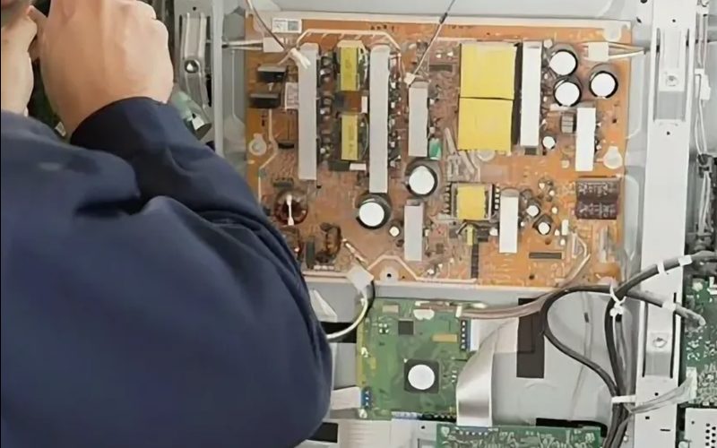 Ремонт телевизоров в Выльгорте — иллюстрация: работа мастера, этап 3