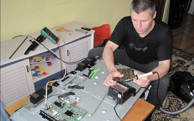 Ремонт телевизоров в Выльгорте — иллюстрация: работа мастера, этап 4