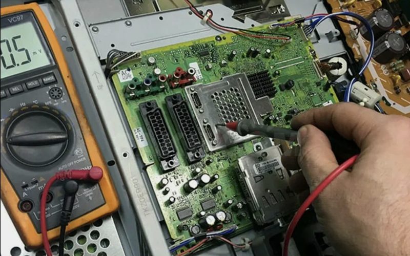 Ремонт телевизоров в Выльгорте — иллюстрация: работа мастера, этап 5
