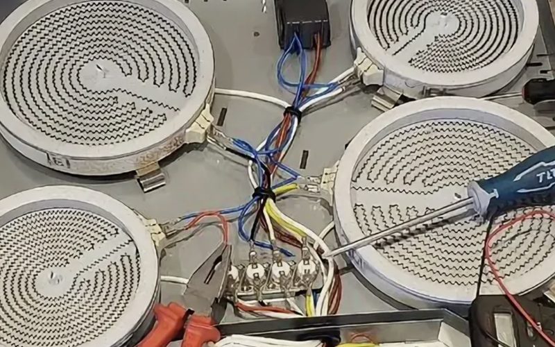 Ремонт варочных панелей в Сочи — иллюстрация: работа мастера, этап 1