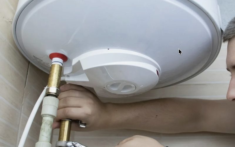 Ремонт водонагревателей в Фрязино — иллюстрация: работа мастера, этап 3