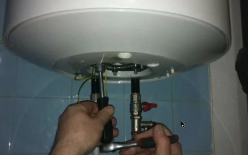 Ремонт водонагревателей в Рузаевке — иллюстрация: работа мастера, этап 1