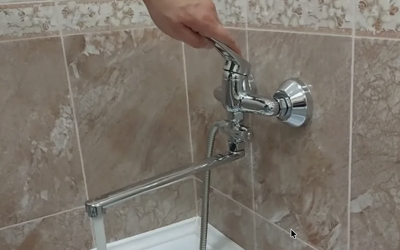 Сантехник в Сосновоборске — иллюстрация: работа мастера, этап 1